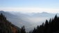 Kurz vor der Elmaualm erffnet sich ein erster weiter Blick in den Sden. Unten im Tal liegt Werfenweng. Bei dem schneebedeckte Gletscherberg links in der Ferne handelt es sich um den in den Hohen Tauern liegenden Ankogel.