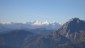 Besonders deutlich ist auch die Glocknergruppe mit der Hohen Tenn, dem Wiesbachhorn und dem Groglockner von rechts nach links zu sehen.