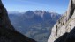 Nach der Hochthronleiter gelangen wir ber einige steilere Passagen, die aber gut mit Stahlseilen gesichert sind, weiter bergauf. Im sd-westlichen Hintergrund thront der Hochknig.