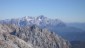 Hinter dem Eiskogel im Osten ragt das Dachsteingebirge empor. Rechts neben dem Dachstein erkennen wir noch deutlich den Filzmooser Hausberg Rettenstein.