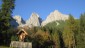 Beim Alpengasthof Mahdegg erwartet uns noch ein schner Rckblick auf den Abstiegsweg. Rechts der Hochthron und in der Mitte die Fieberhrner. Von hier aus fhrt der Weg Nr. 3 auf einer Forststrae nach Lampersbach und schlielich weiter nach Werfenweng zurck.