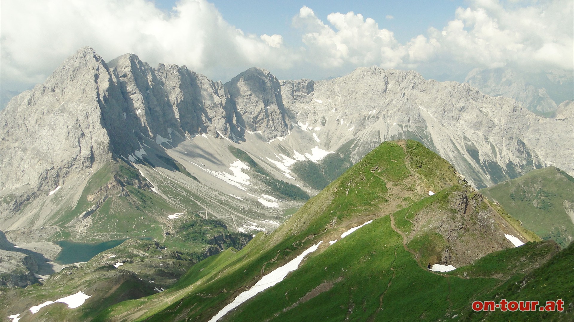 Abstieg über die Rauchkofelböden direkt zur Wolayerseehütte. Umrahmt vom beeindruckenden Biegengebirge.