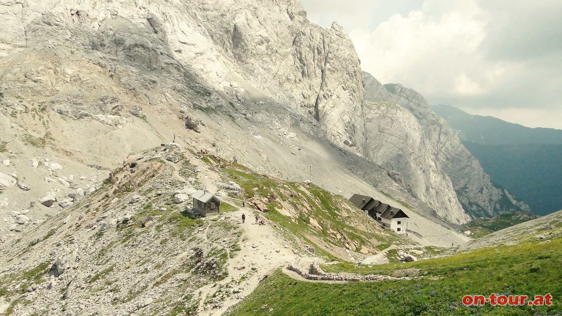 Auf der italienischen Seite befindet sich kurz unterhalb des Wolayerpasses das Rifugio Lambertenghi Romanin.