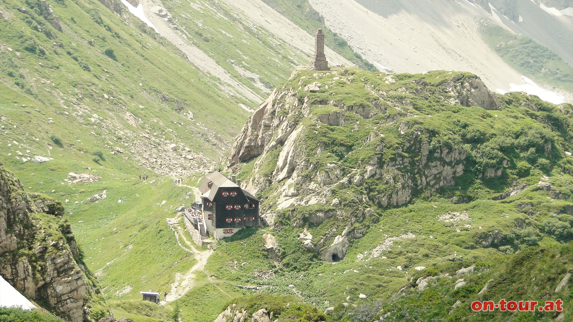 Bergab zur Wolayerseehütte. Die Hütte hieß übrigens ehemals -Eduard-Pichl-Hütte-. Sie wurde 2002 auf ihren ursprünglichen Namen umbenannt.