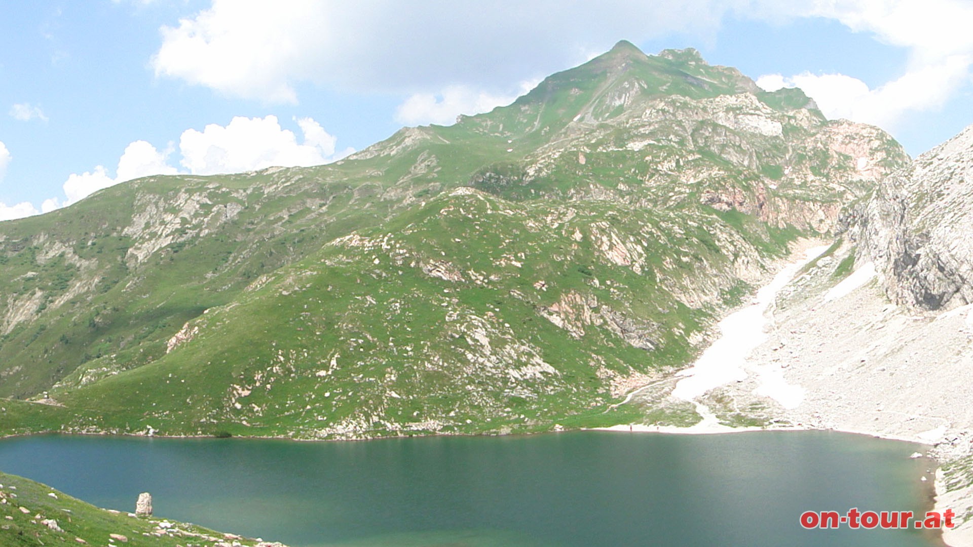 Der Wolayersee liegt an der sterreichisch-italienischen Grenze. Der Rauchkofel im NO lt sich unschwierig ber das Valentintrl oder die Rauchkofelbden besteigen.