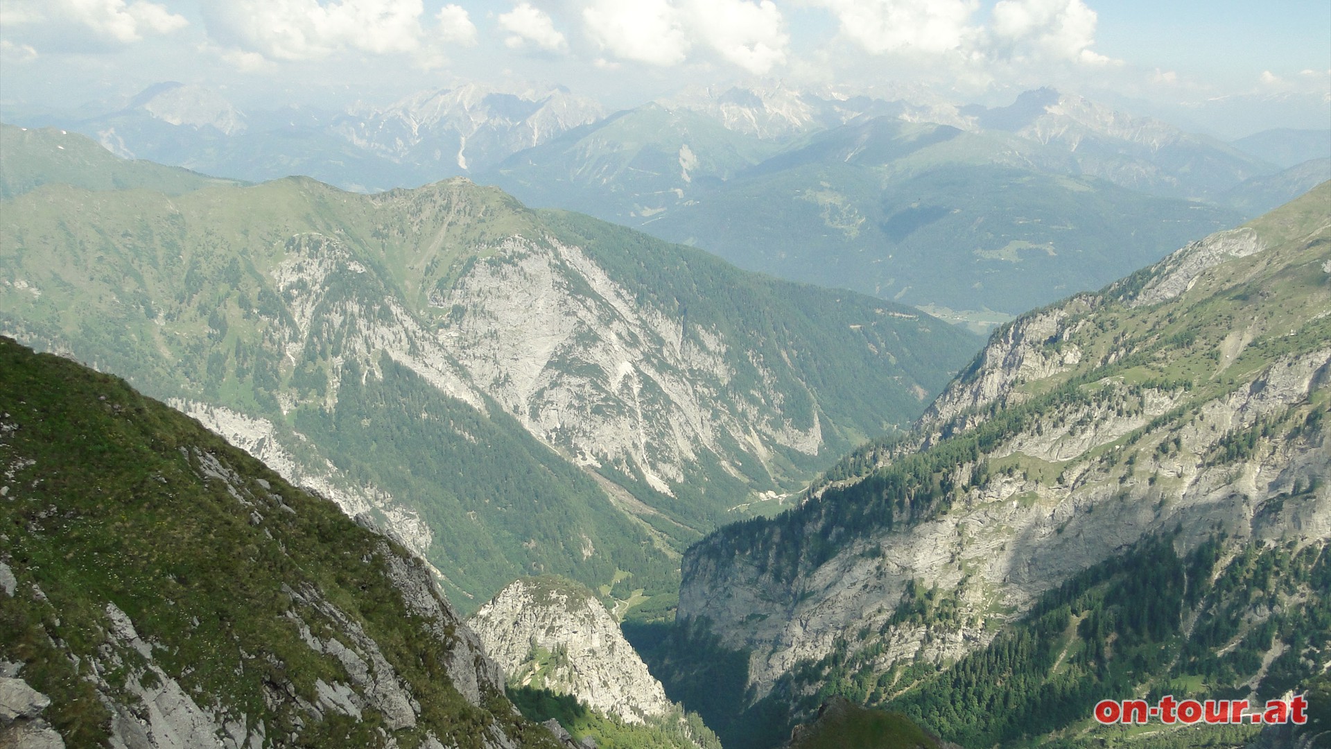 Die Lienzer Dolomiten befinden sich im Nordwesten. Davor das Lesachtal und das Wolayertal.