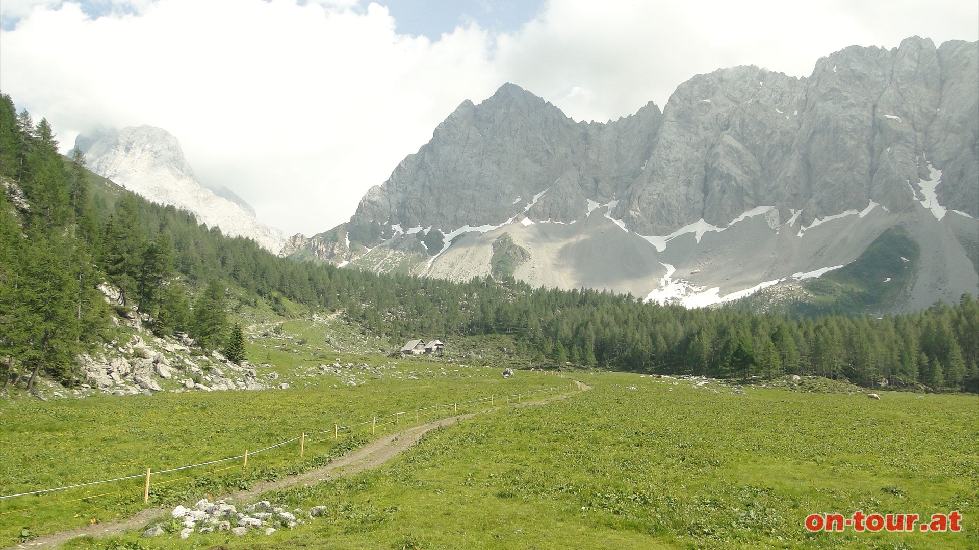 Die Untere Wolayeralm; umrahmt vom Biegengebirge (rechts) mit dem abschlieenden Seekopf (mitte).