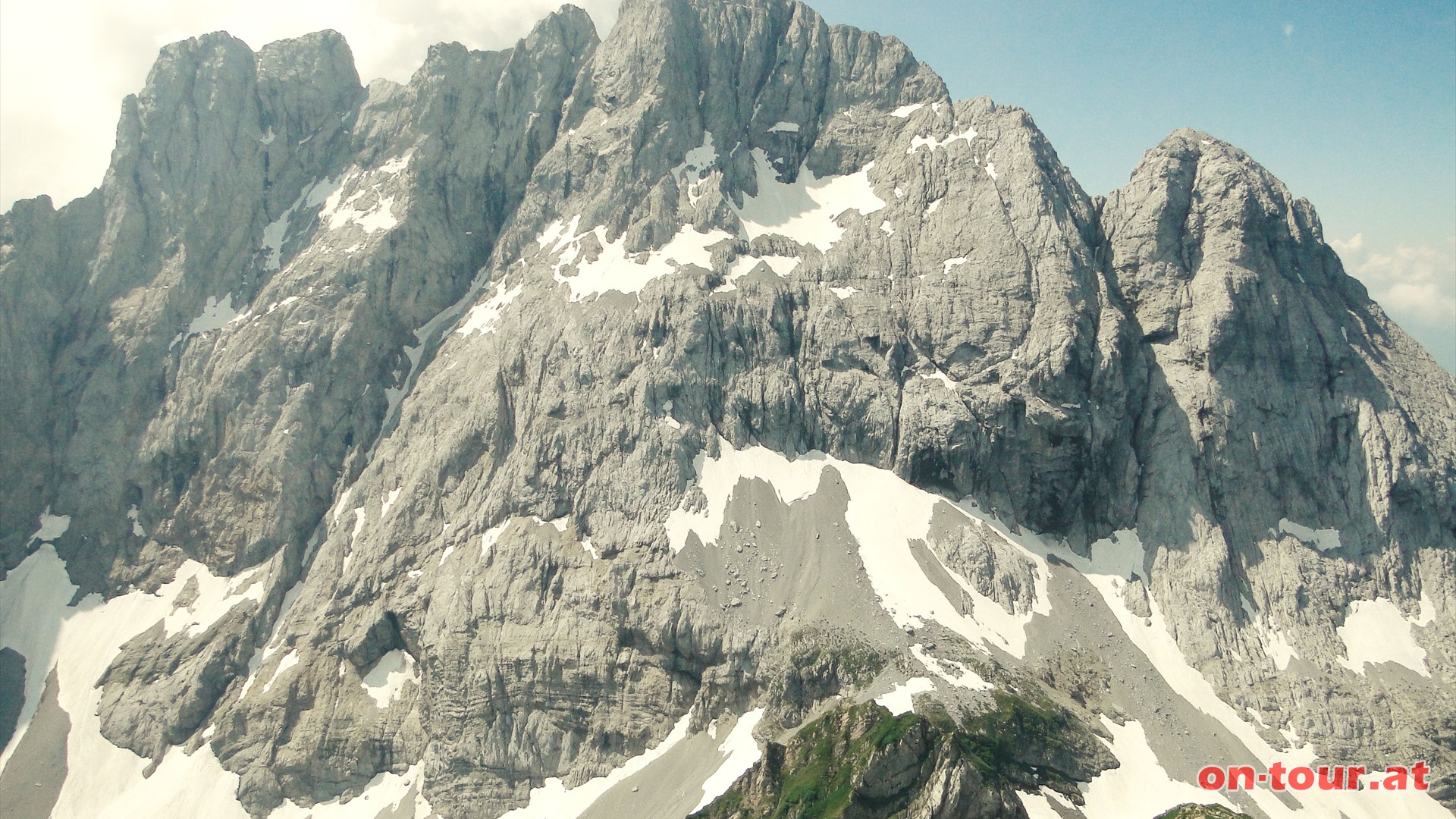 Im Sden markieren die gewaltigen Felswnde von Kellerwarte, Hohe Warte und Seewarte die Grenzlinie zur Italien.