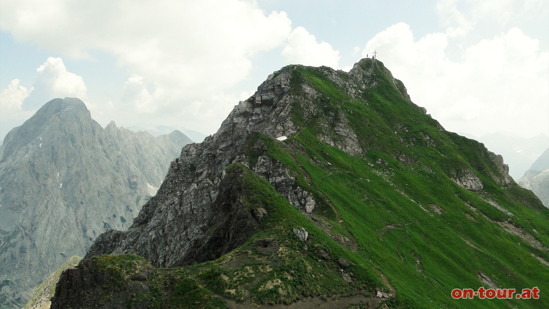 Rckblick zum Rauchkofel. Der Gipfelaufbau besteht brigens aus sehr alten, etwa 390 Millionen Jahre alten Gesteinen.