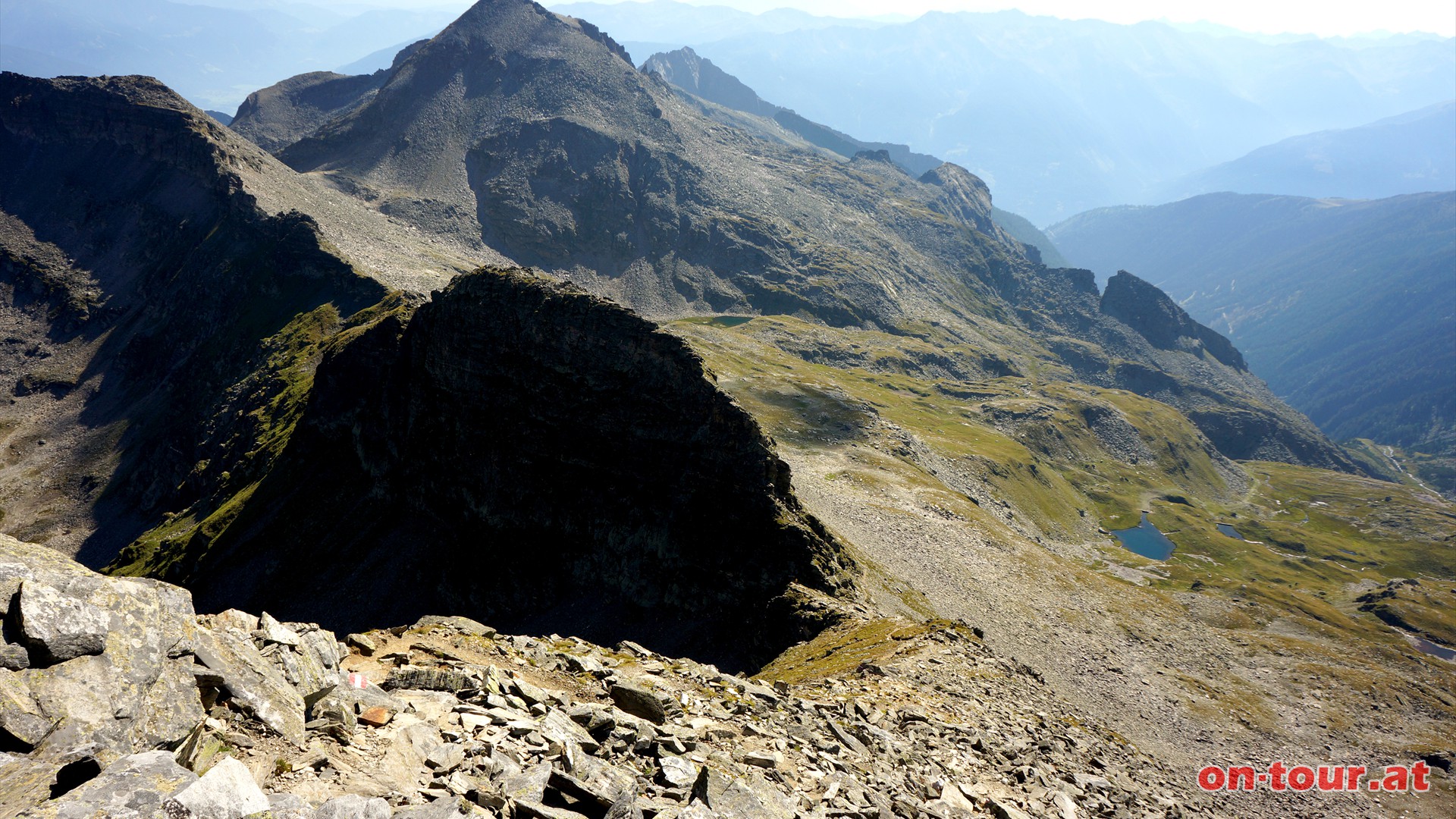 Der Weg ist gut ausgebaut, nicht bermig steil und fhrt meist ber griffiges Blockgestein. Tiefblick entlang der Sdwestflanke.