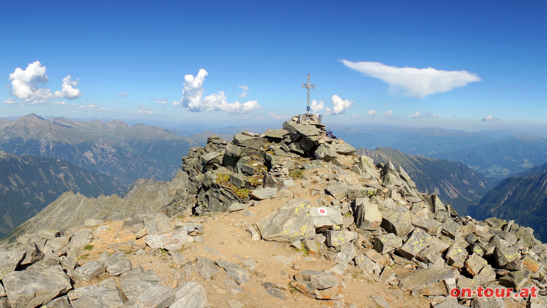 Fast auf 3000 Meter! Ein phnomenales Panorama fasziniert. Im Osten berblicken wir die Nocky Mountains - die Nockberge.