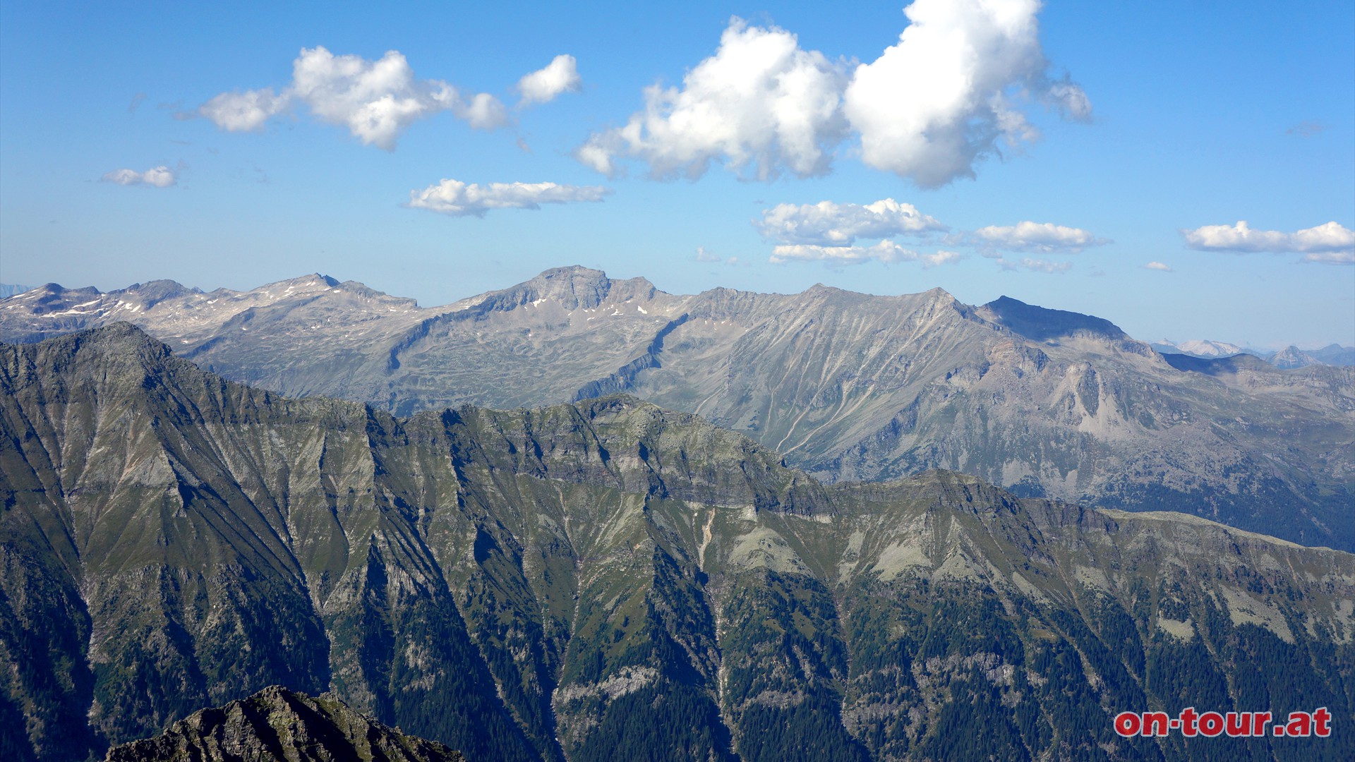 Im NO befindet sich die Hafnergruppe; mit dem Großen Hafner in der Mitte und dem Großen Sonnblick rechts (östlichster 3000er der Alpen).