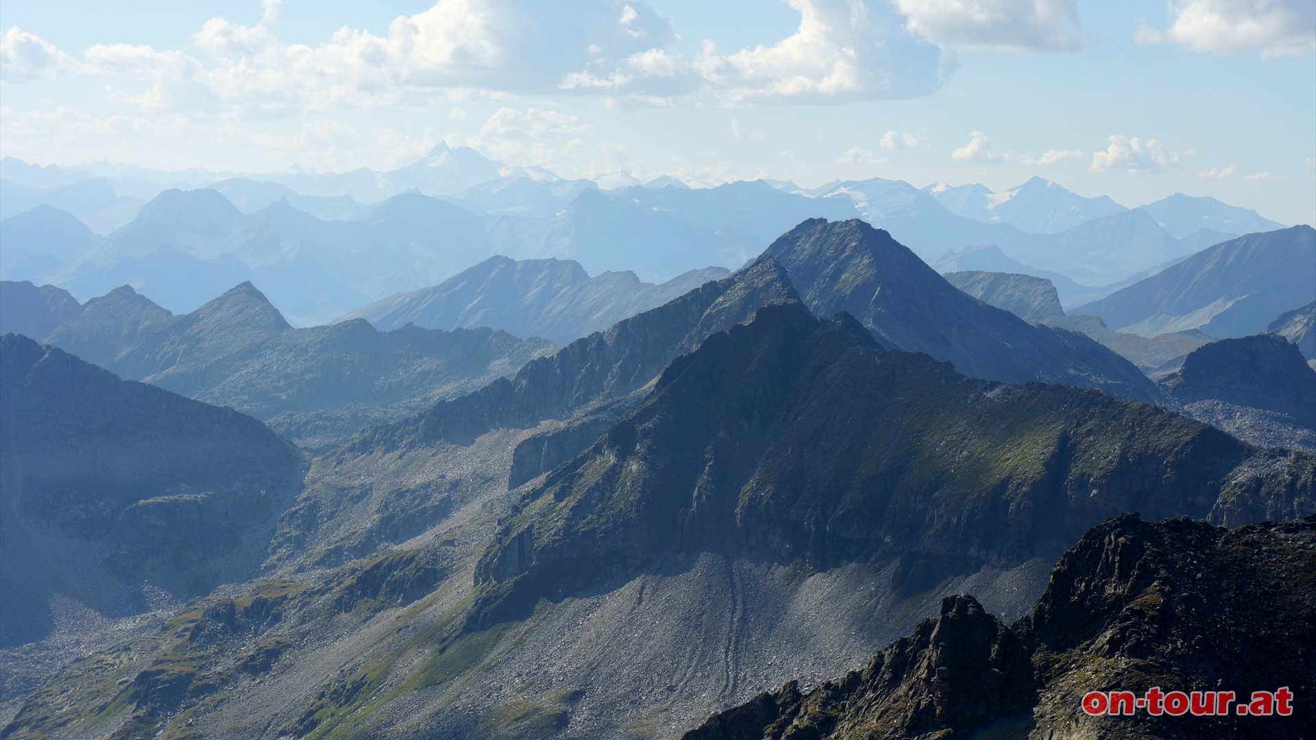 Im Nordwesten ist der Groglockner nicht zu bersehen. Dazwischen reihen sich die Dreitausender der Goldbergruppe auf.