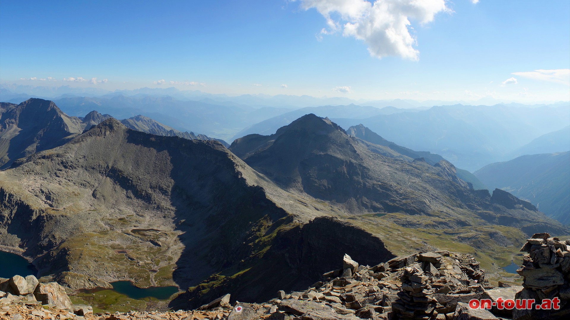 Im Sden reicht die Sicht von den Karawanken bis zu den Karnischen Alpen. Freie Sicht zum Riekentrl (Mitte).