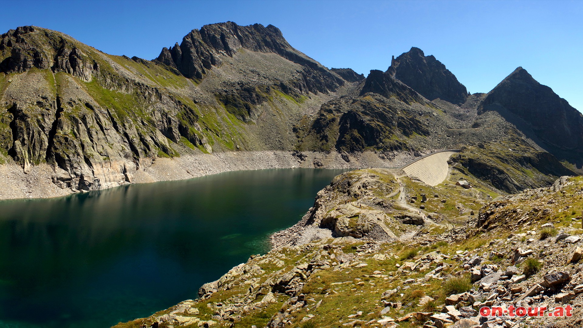 Nun der Staumauer entlang bergauf (NW) bis zum Groen Mhldorfer See. Im Hintergrund die 2.774 m hohe -Hohe Leier- (Mitte), die -Kleine Leier- und der -Hochkedl- (re.).