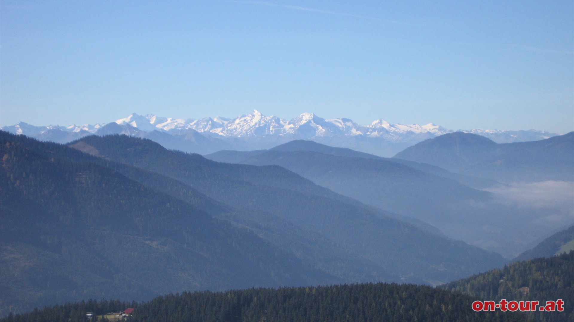 Bereits nach kurzem Anstieg kann man die ersten Gipfel der Hohen Tauern erkennen.