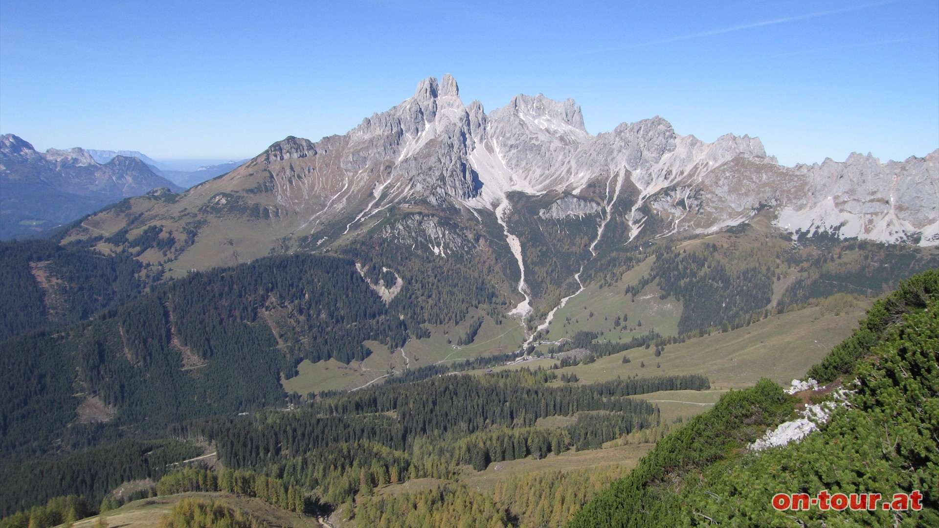 Der Weg zum Gipfelgrat fhrt ber felsiges Gelnde aufwrts. Von einem kleinen Kpfle kann man in Ruhe den Ausblick geniessen.