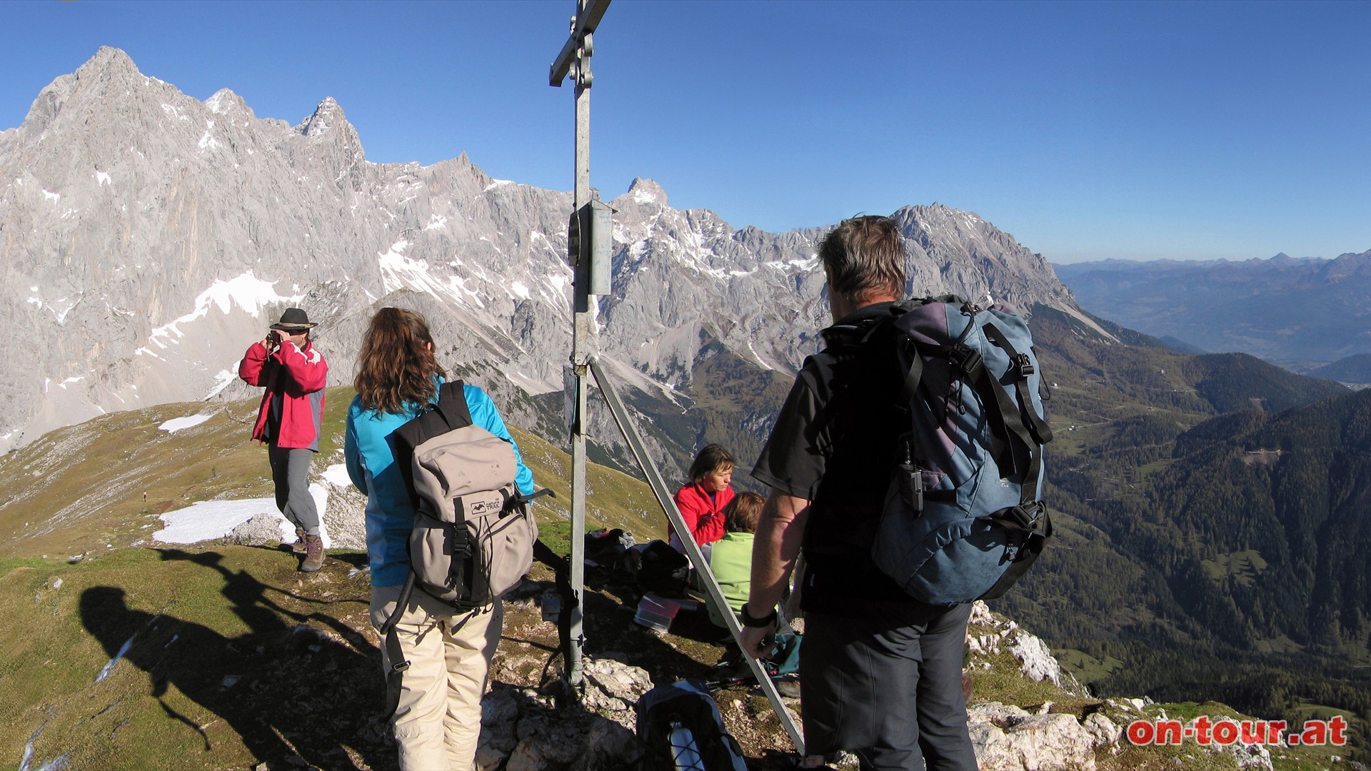 Vom Gipfel hat man einen herrlichen Blick Richtung Osten zum Dachsteingipfel und zur Dachsteinsdwand.