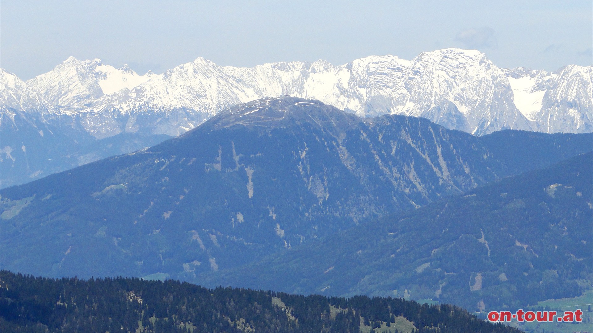Auch das Karwendelgebirge im Norden ist deutlich zu sehen. Davor der Innsbrucker Patscherkofel.