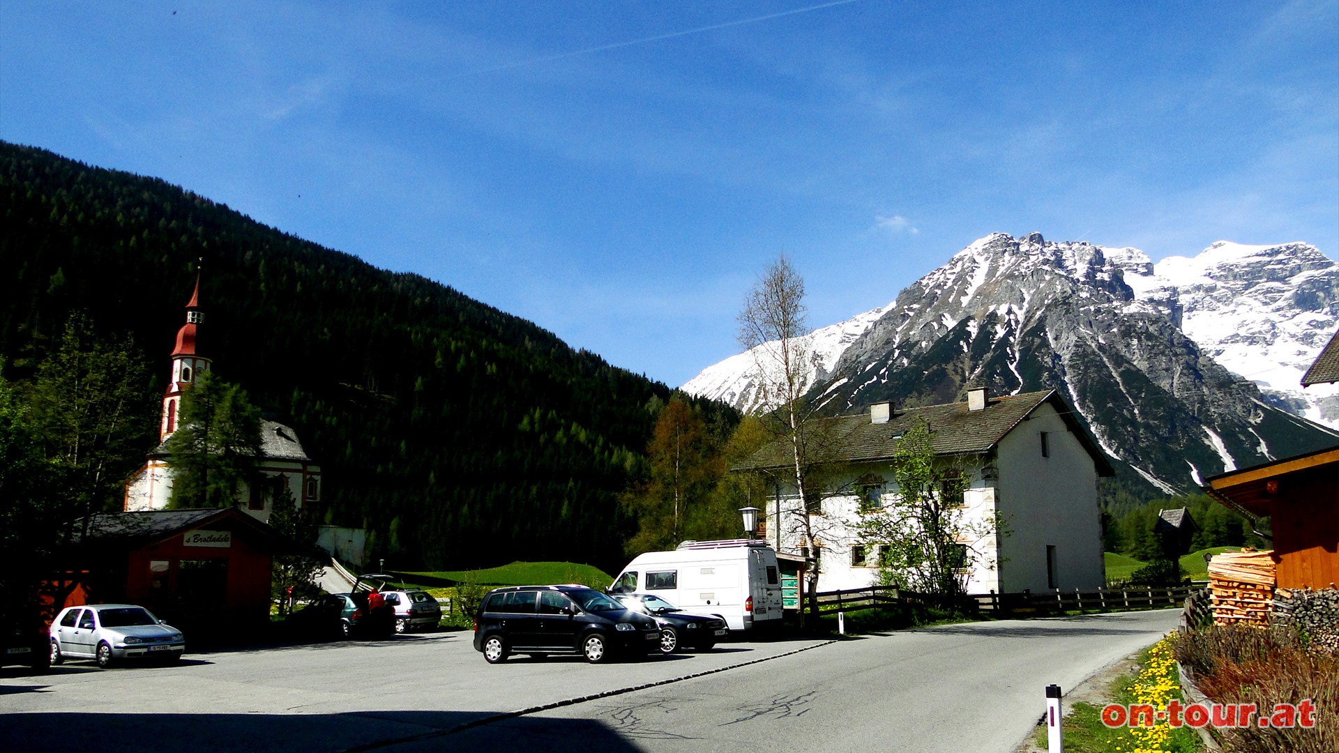 Ausgangspunkt ist der Parkplatz unweit der Kirche in Obernberg am Brenner.