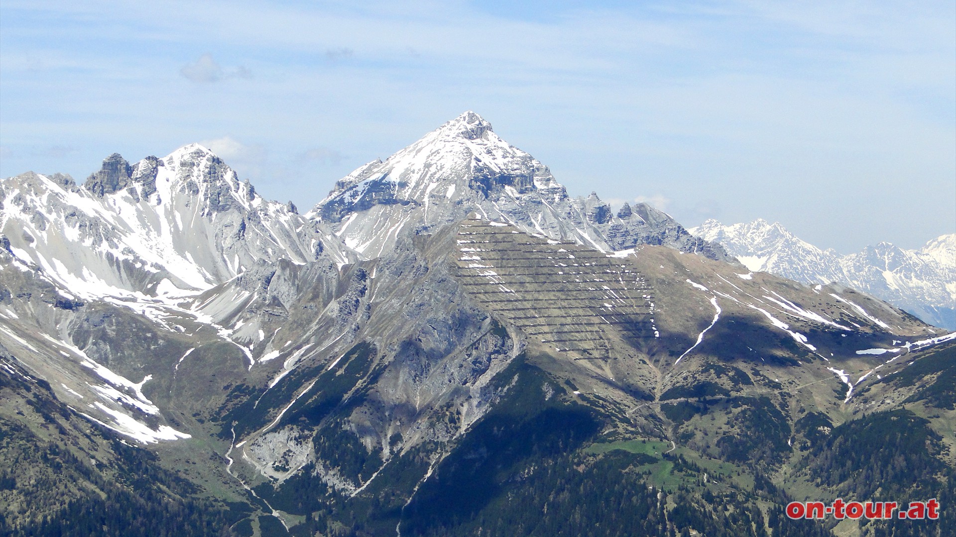 Die spitze Serles als Scheidepunkt von Wipp- und Stubaital.