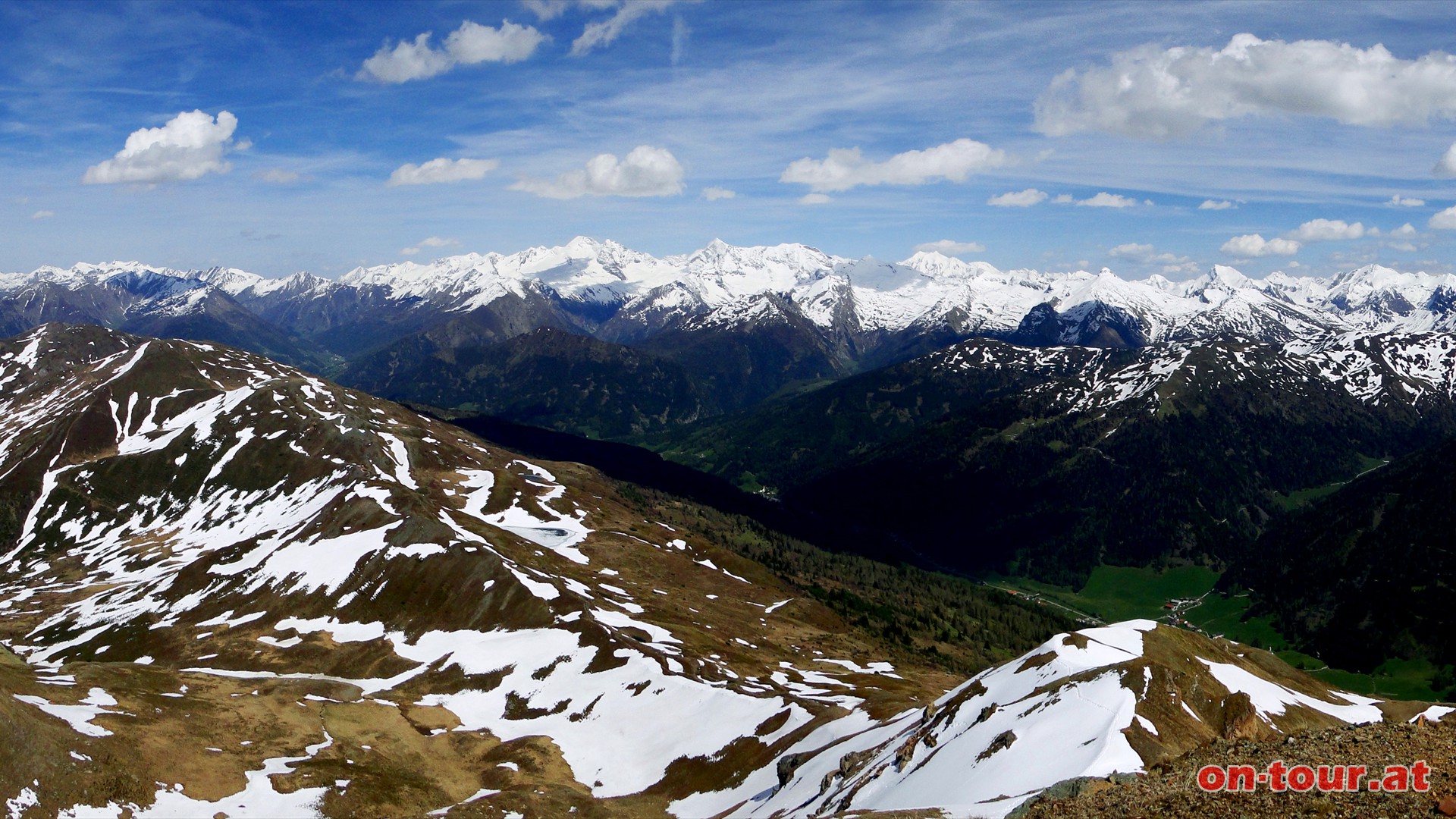 Im Osten ist fast die gesamte Aufstiegsroute, inklusive Leitnerberg (links), zu sehen.