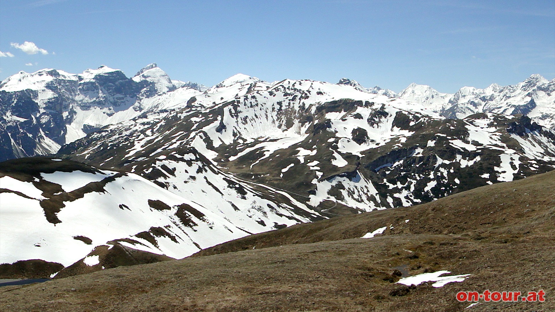 Im Sdwesten die Brennerberge. Die Rtenspitze, das eigentliches Ziel, ist im Bereich der Nordflanke noch relativ schneebedeckt.
