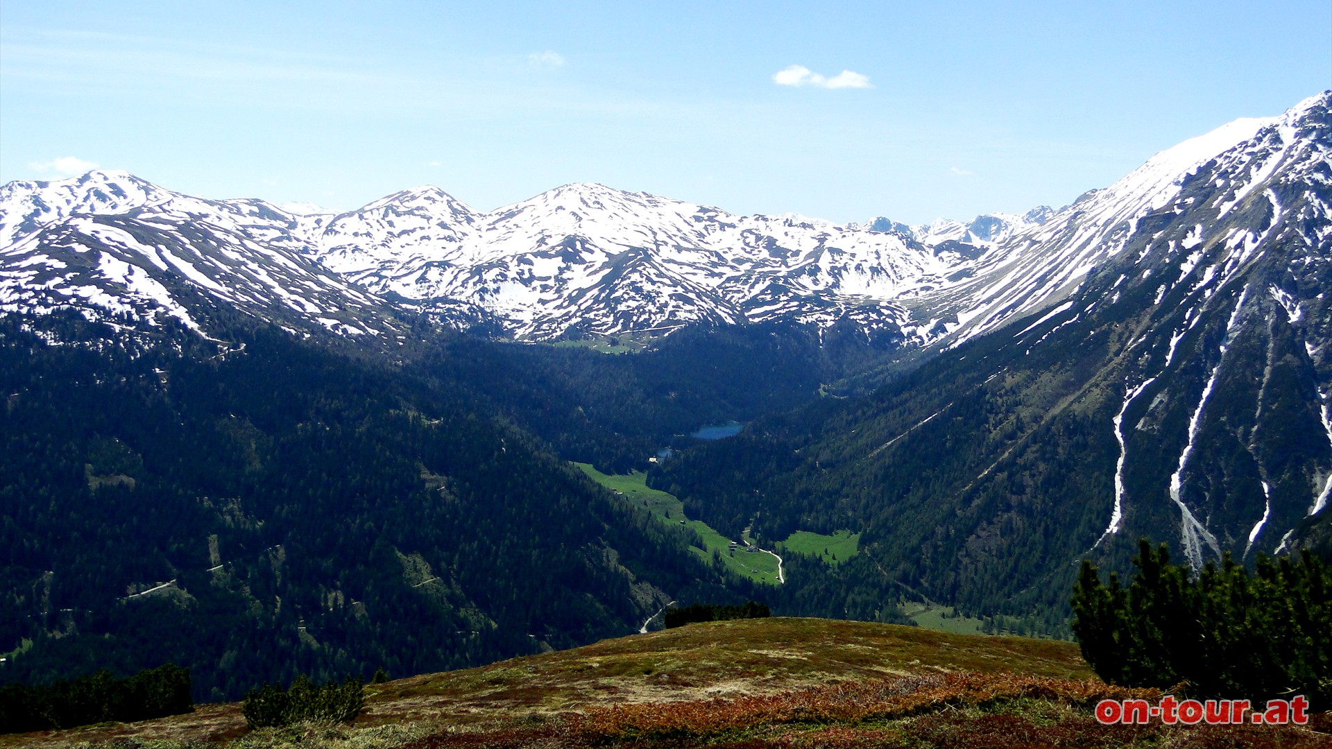 In nordwestlicher Richtung ber die Waldgrenze hinaus.  Im Sden zeigt sich im Tal der Obernberger See.