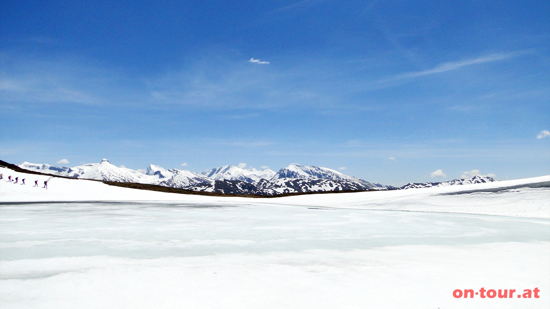 Und natrlich der Lichtsee, der sich im Frhjahr noch hinter einer dnnen Eisdecke versteckt. Die Zillertaler Alpen im Hintergrund.