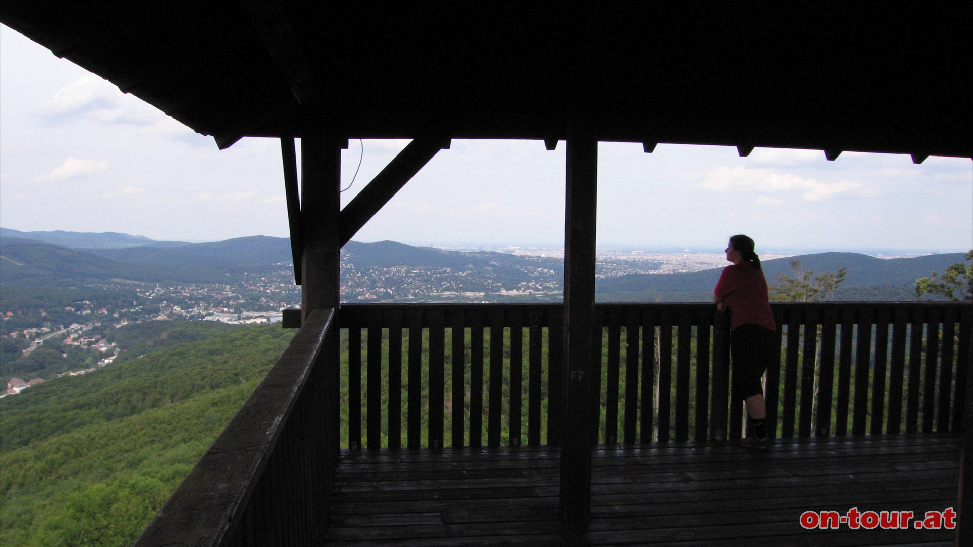 Schner Fernblick ber Wien und die sdlichen Voralpenberge.