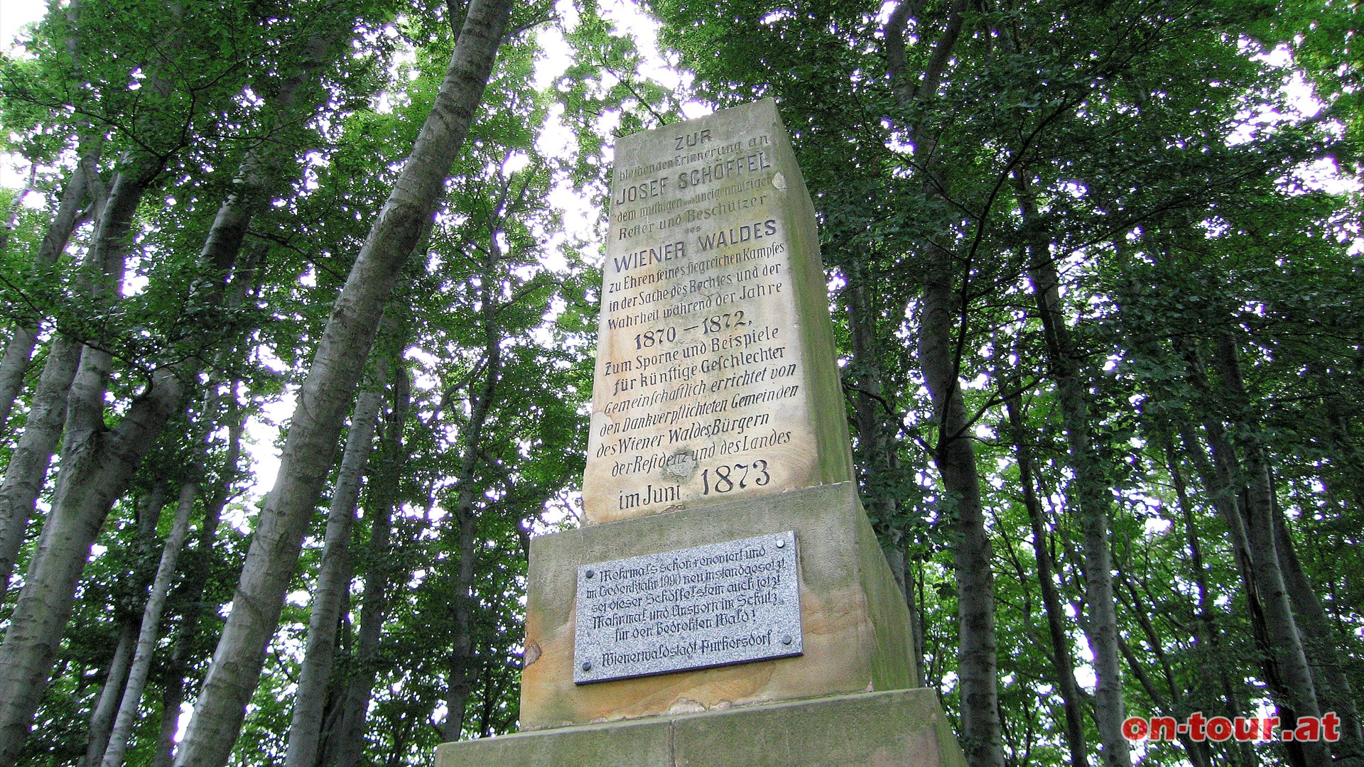 Zurck zum Naturfreunde-Unterstand und in nordwestlicher Richtung weiter zum Schffeldenkmal. 