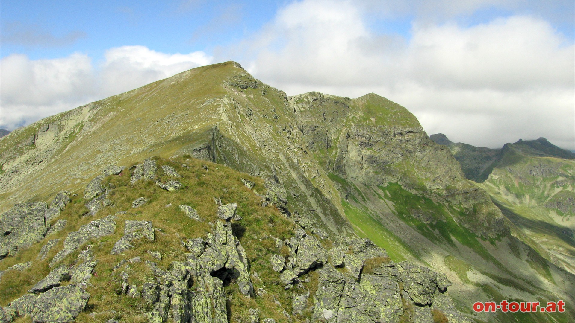 Aufstieg auf das Arfeld. Im Hintergrund bereits das Rupprechtseck.