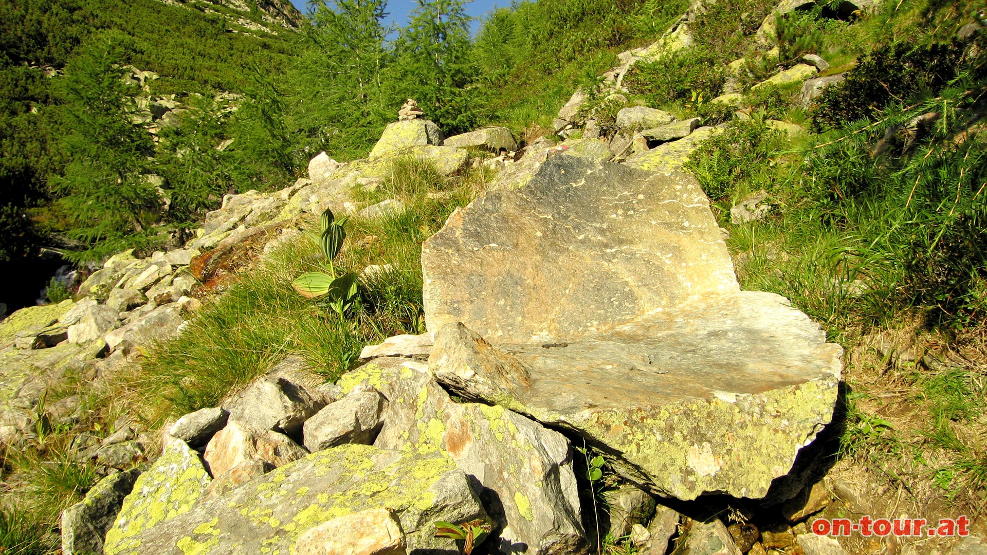 Mitten am Weg ein urgemtliches Steinsofa im Naturwohnzimmer.