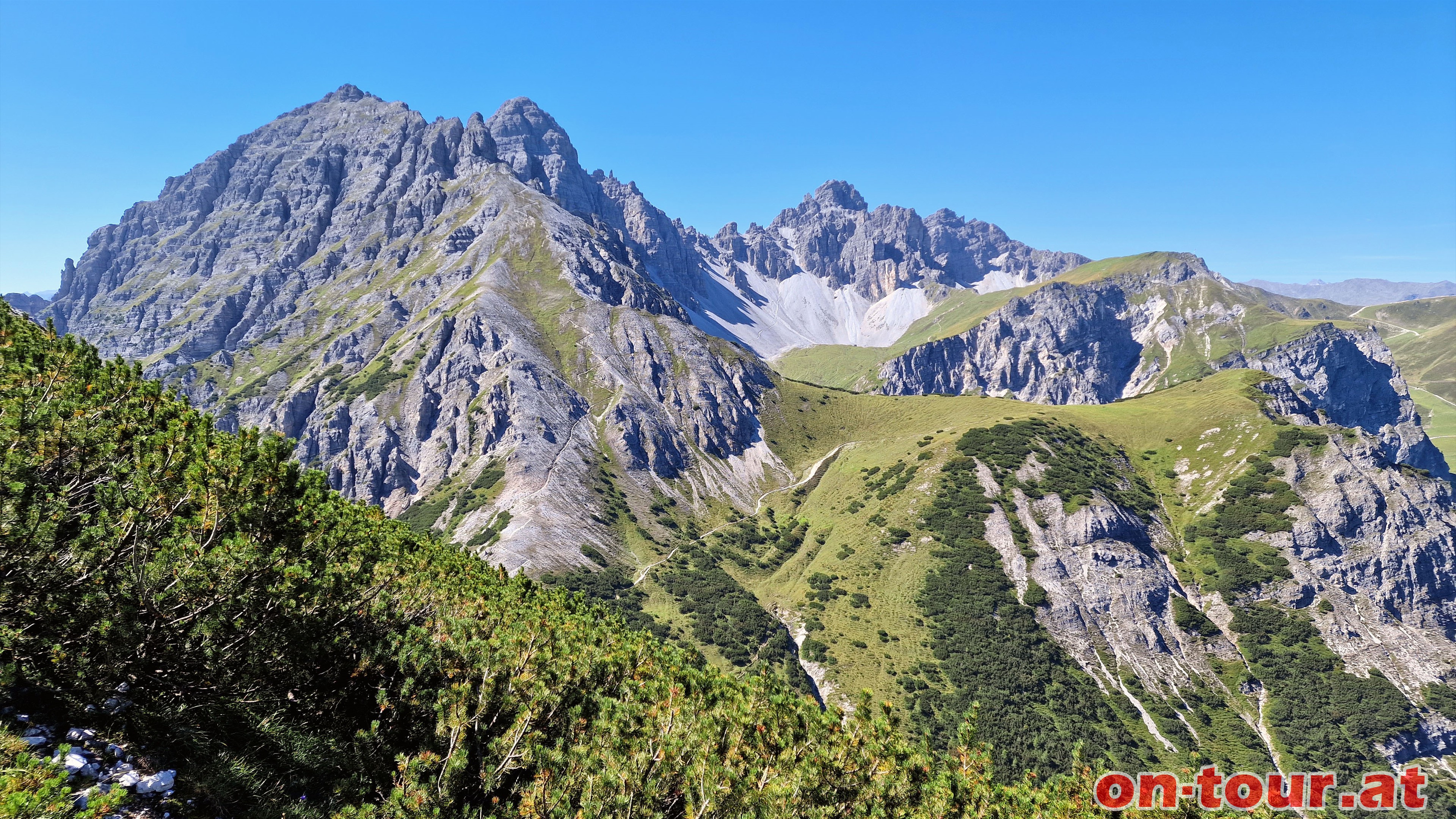 Aufstieg zur Saile mit Blick zum Ampferstein und zur Marchreisenspitze (Kalkkgel).