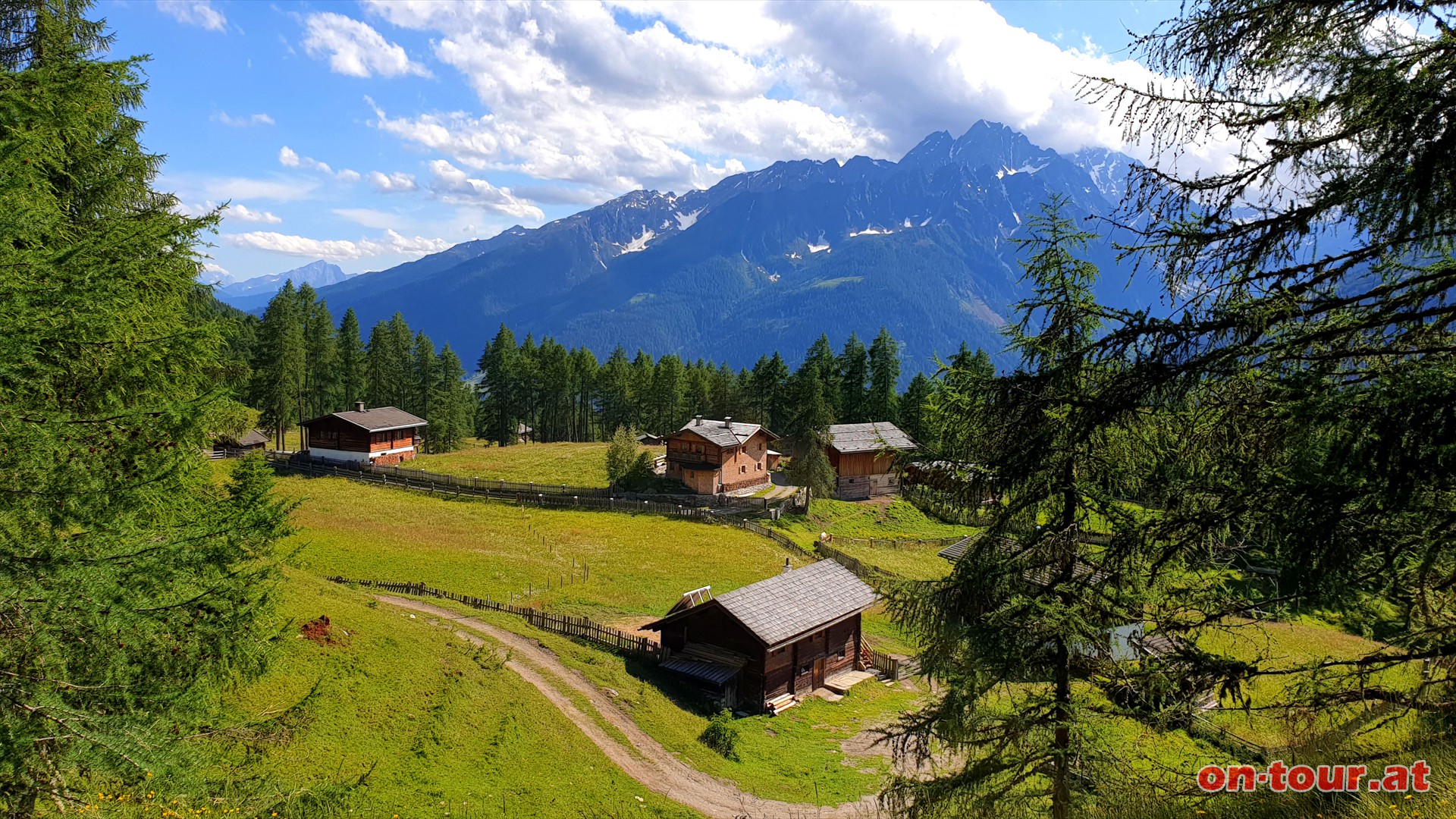 Apriacher Kasern. Die Schobergruppe im Hintergrund.