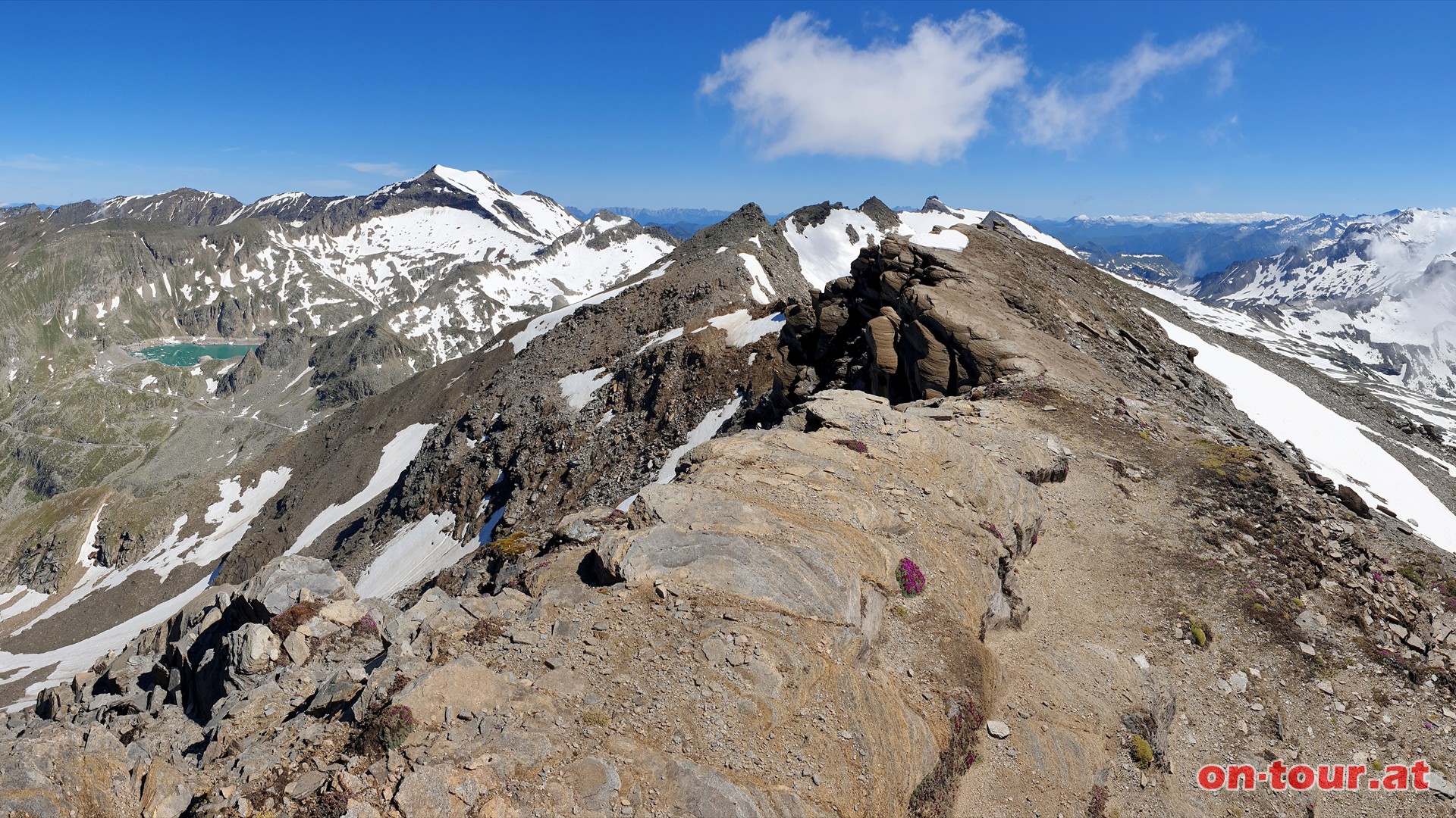 Sandkopf NO-Panorama mit Hocharn (links) und Sonnblick (rechts).