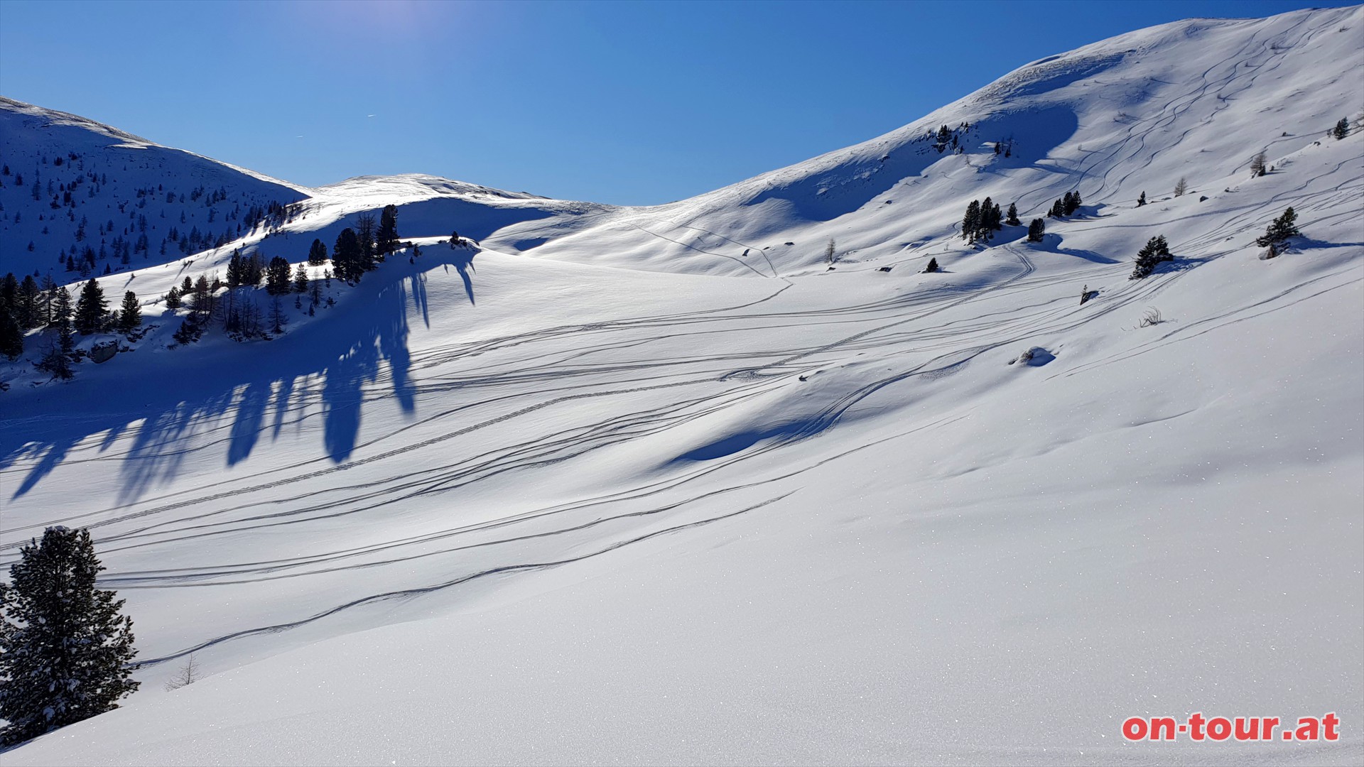 Spuren im Schnee.