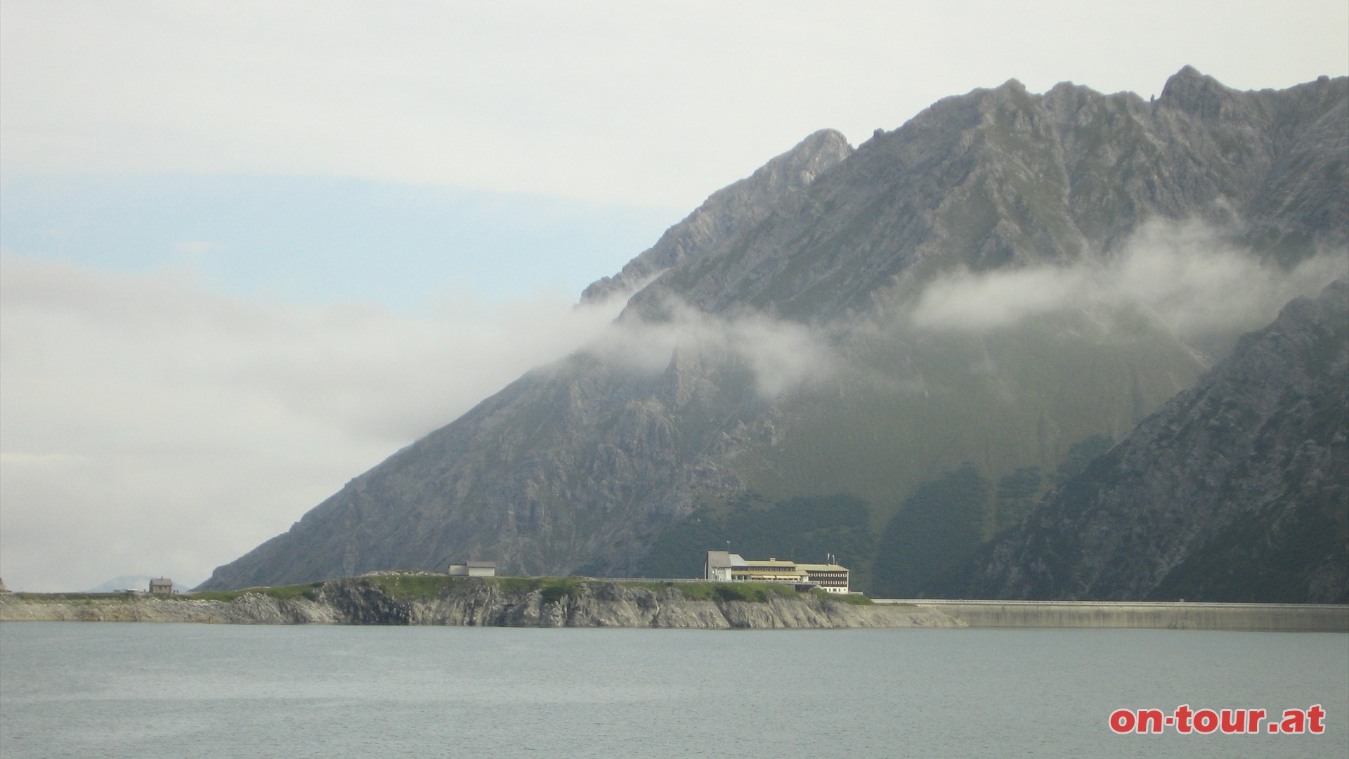 Am gegenberliegenden Seeufer liegt die Douglasshtte mit der Lnerseebahn-Bergstation.