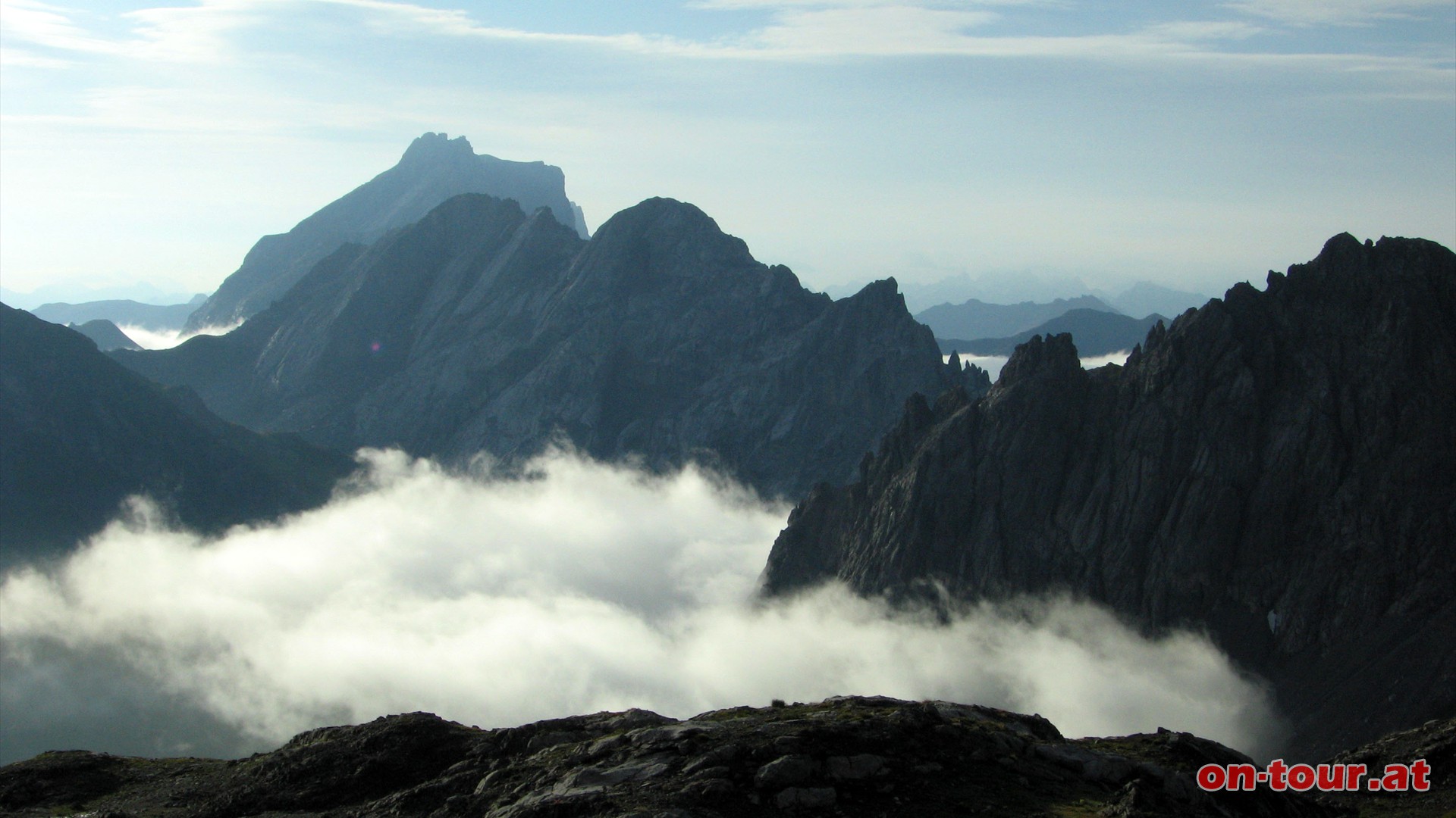 Ausblick von der Totalphtte. Die Kirchlispitzen, dahinter der Drusenfluh und rechts die Kanzelkpfe.