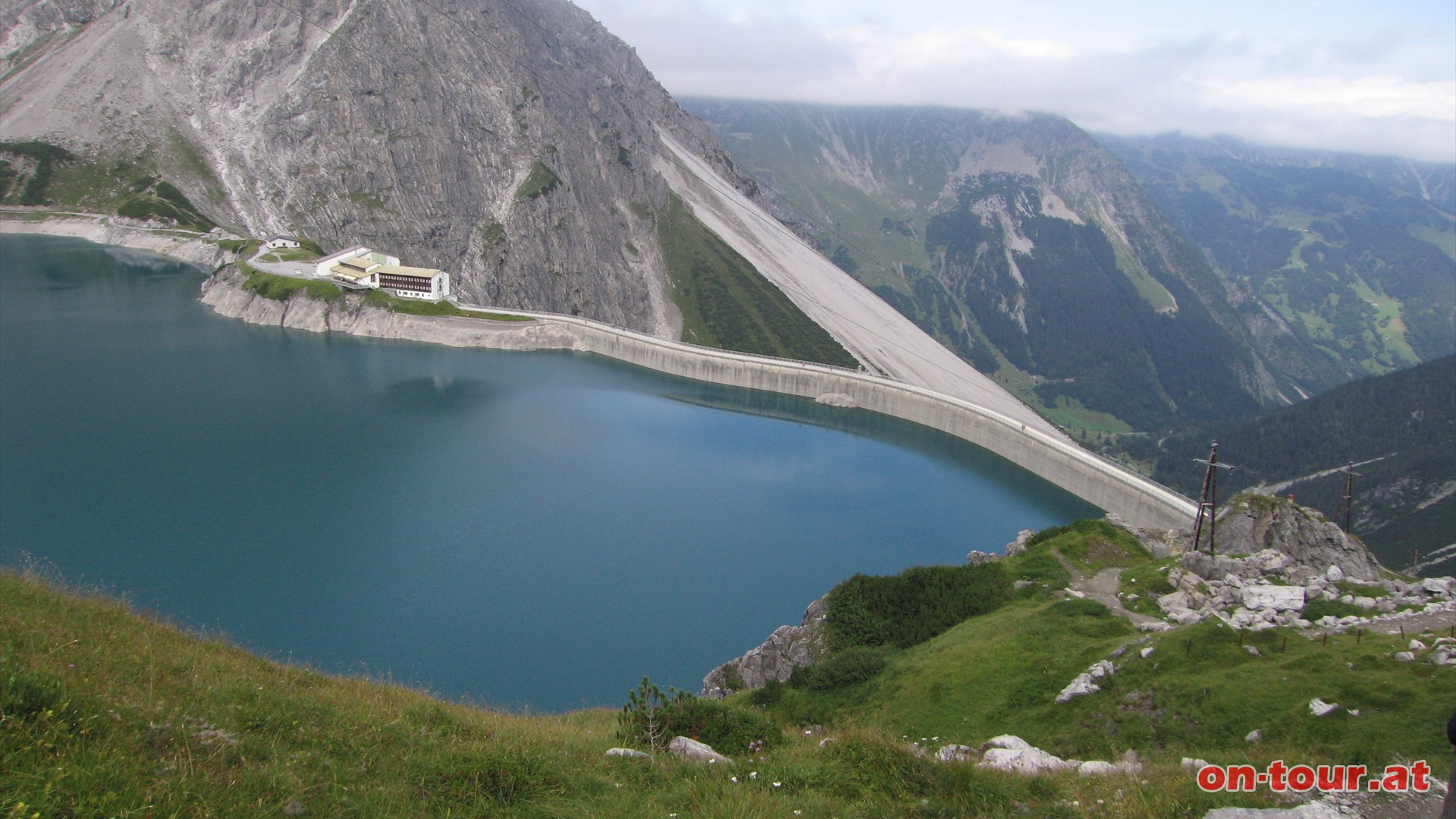 Bergab zur Lnersee-Staumauer, Douglasshtte und Lnerseebahn.