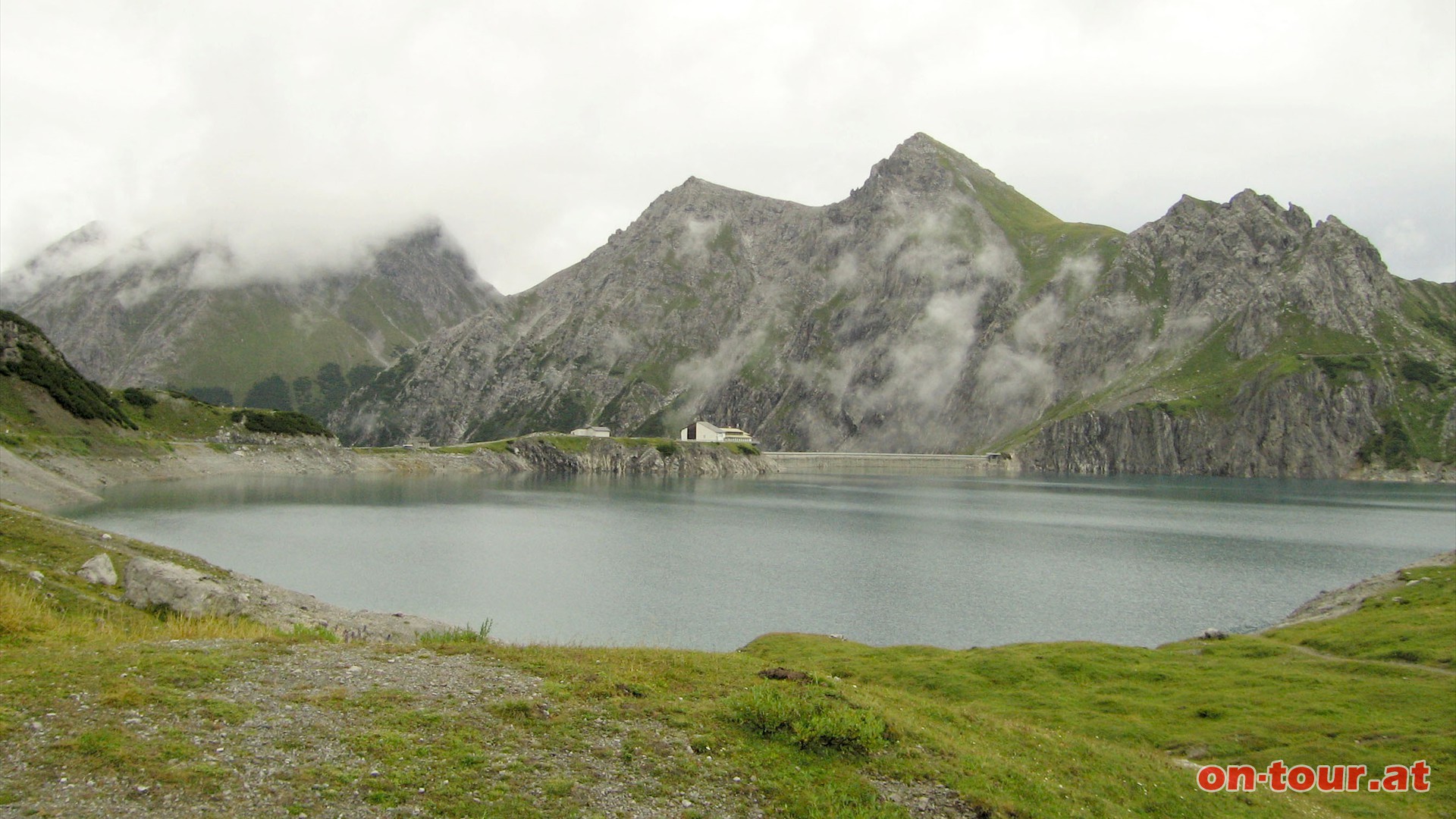 Von der Bergstation ausgehend den rechten Seeweg entlang. Nach etwa 20 Min. kommt der Abzweig Totalphtte. Die Lnerseerunde fhrt einfach immer den Seeweg entlang (ca. 2 Std.).