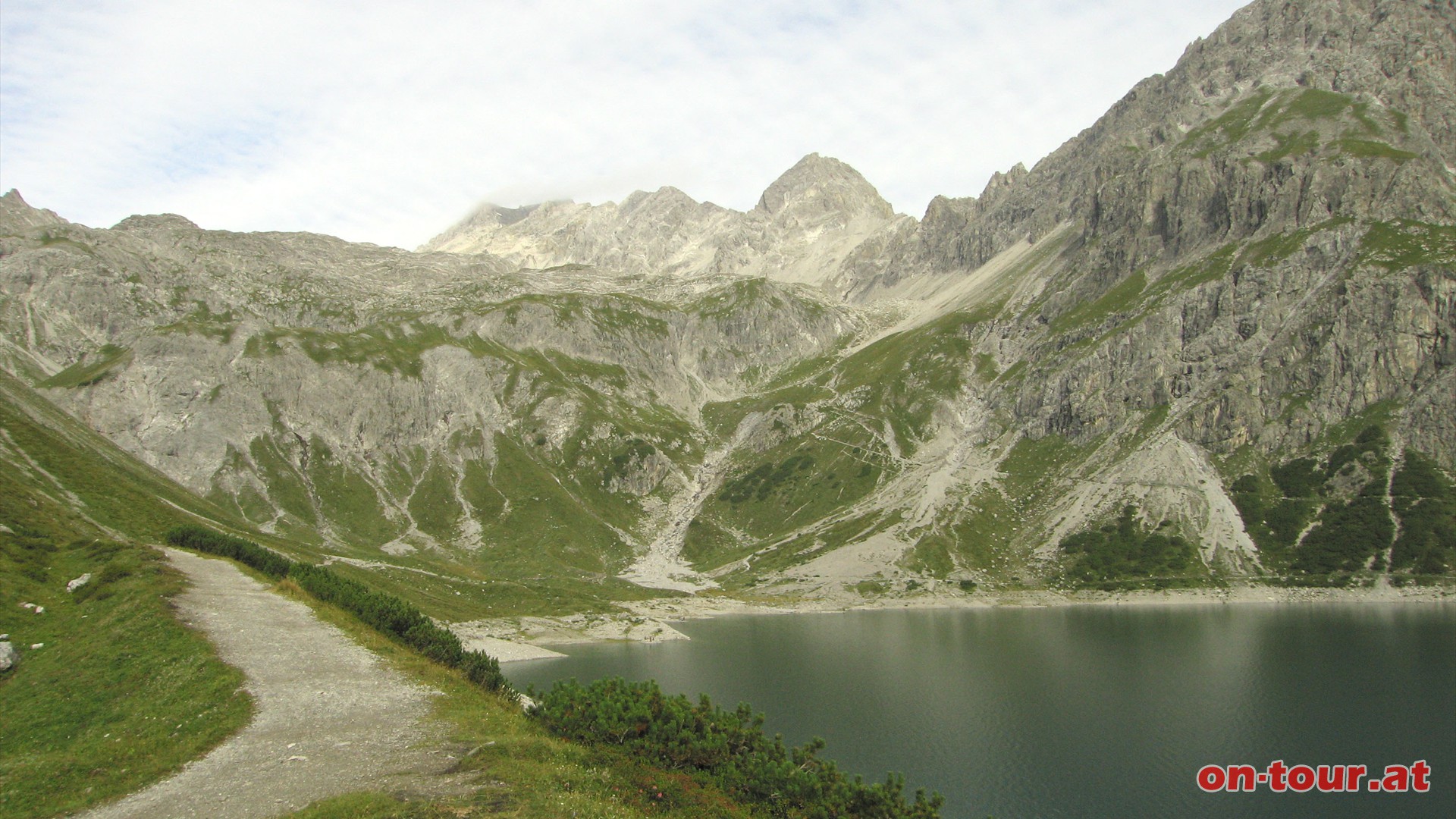 Zurck zum Lnersee und weiter am sdstlichen Uferweg. Blick zurck nach Westen mit Zirmenkopf, Felsenkopf und Schesaplana.