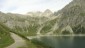 Zurck zum Lnersee und weiter am sdstlichen Uferweg. Blick zurck nach Westen mit Zirmenkopf, Felsenkopf und Schesaplana.