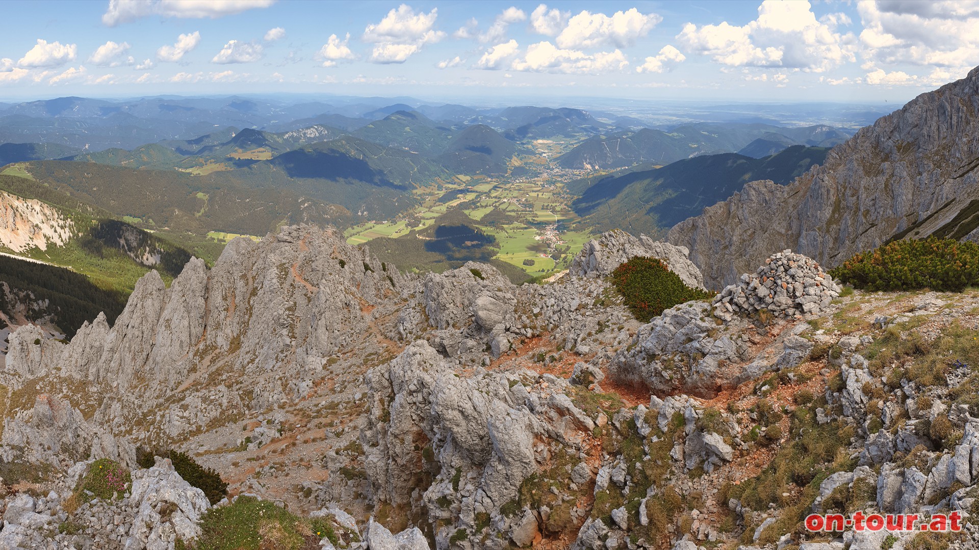 Im Nordosten Puchberg im Tal.