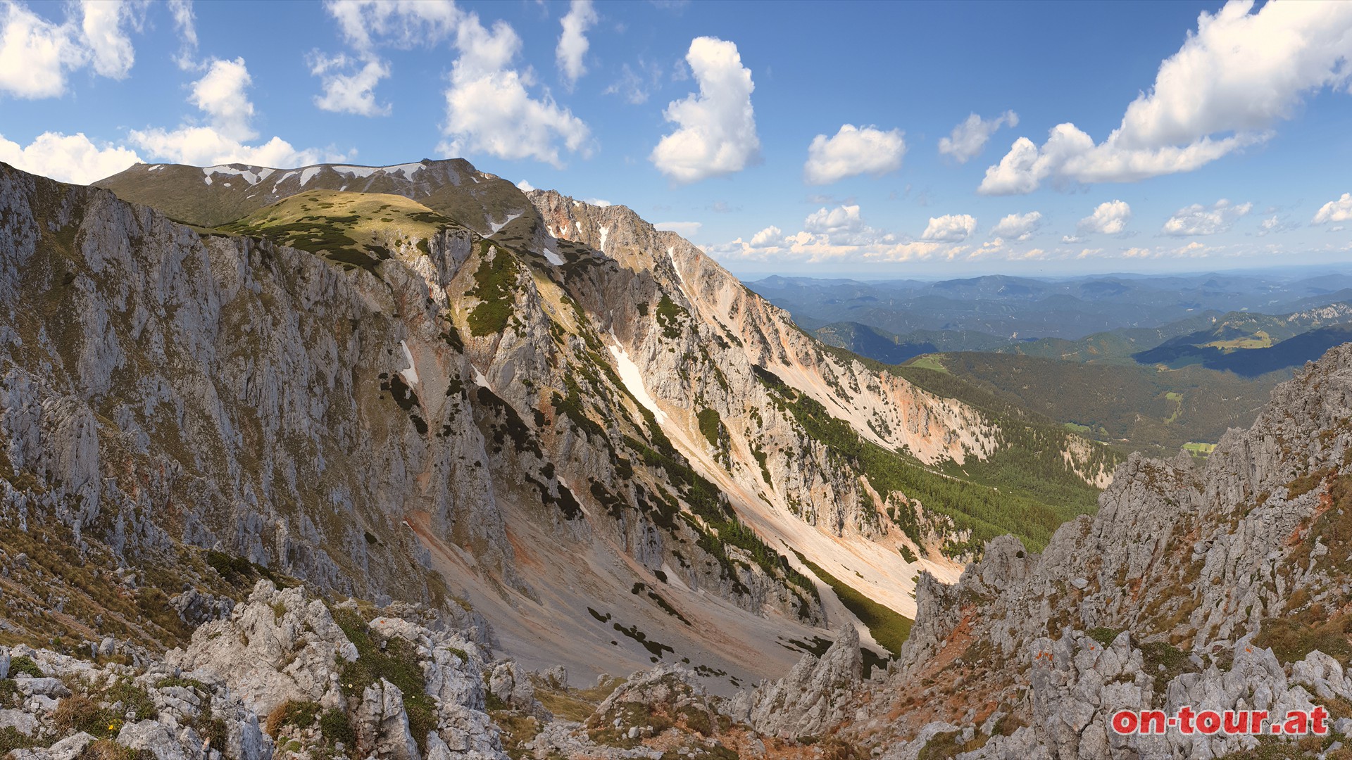 Vor dem Dambckhaus unmarkiert Richtung Norden zum Novembergrat. Im Westen der Hochschneeberg.