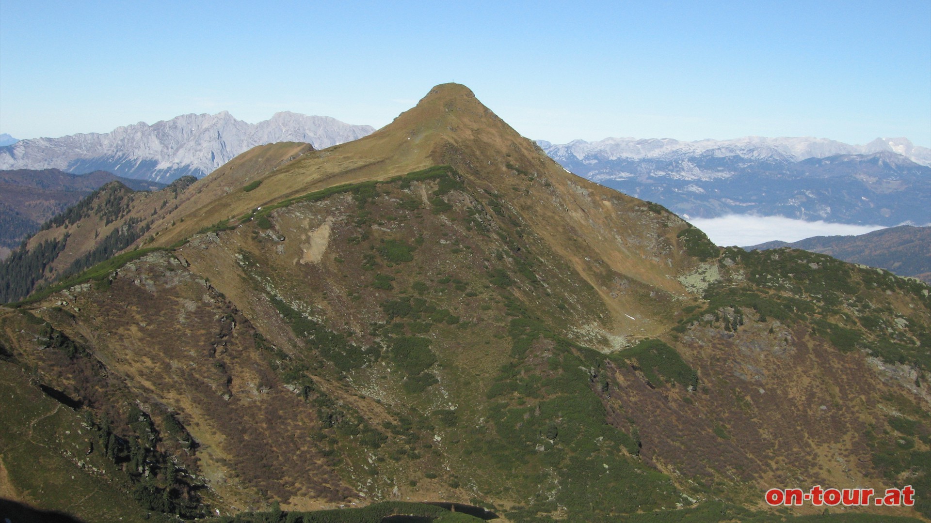 Auf dem Weg zur Karlspitze hebt sich die Schoberspitze imposant vor dem Ennstal hervor.