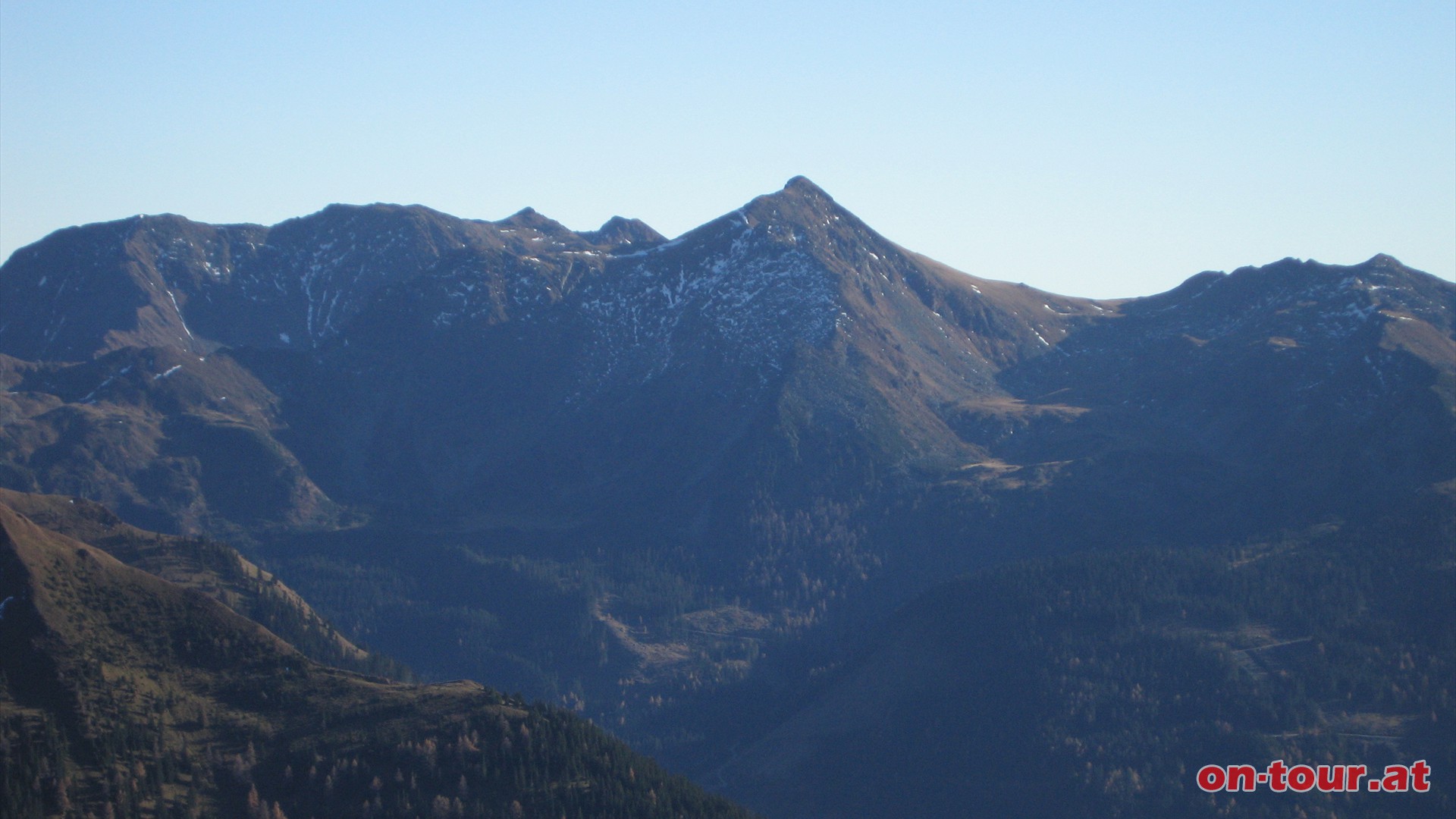 Etwas sdlicher die 2.375 m hohe Hochweberspitze.