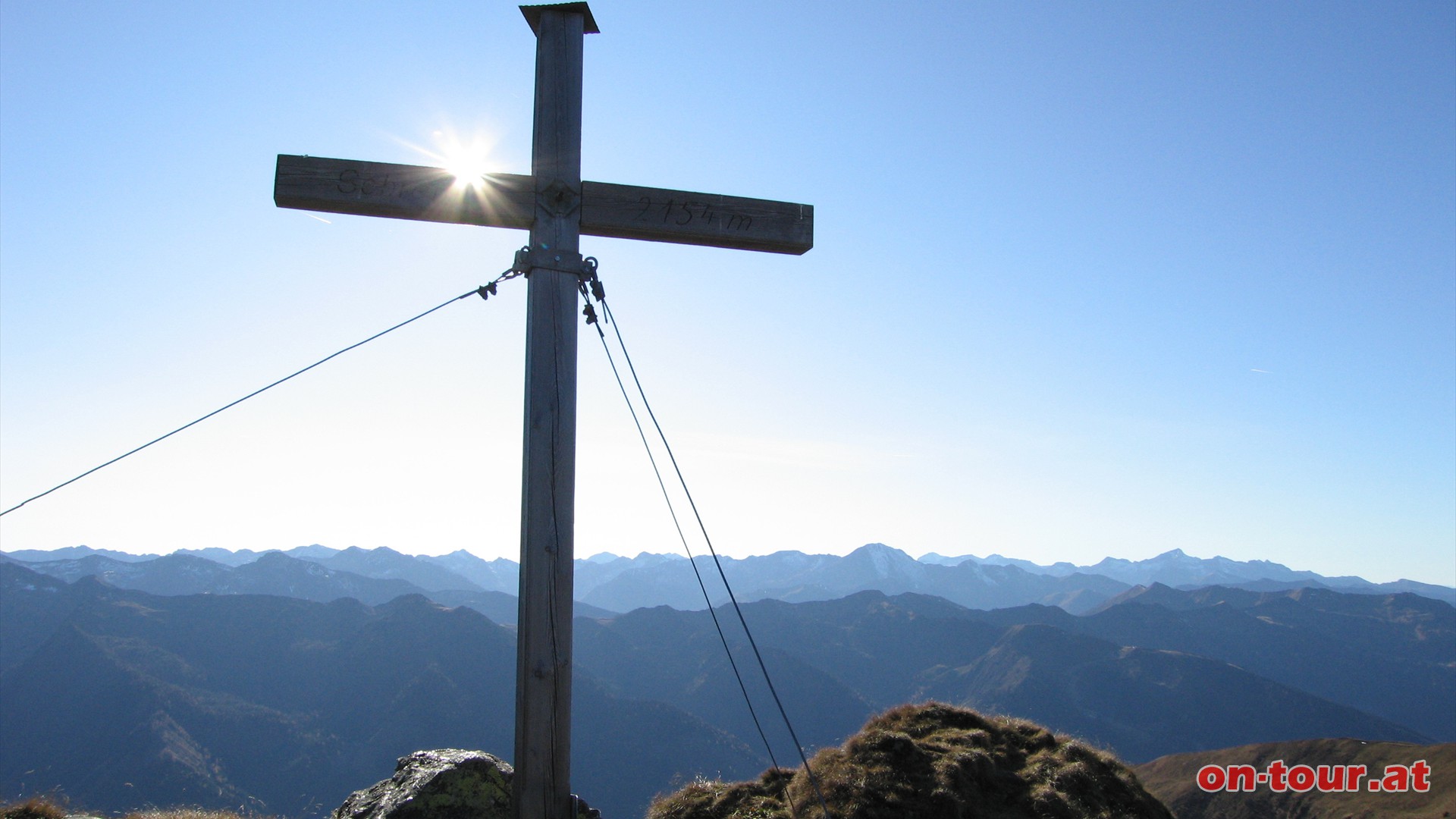 Im Sdwesten erstreckt sich das weite Gipfelmeer der Wlzer und Schladminger Tauern.