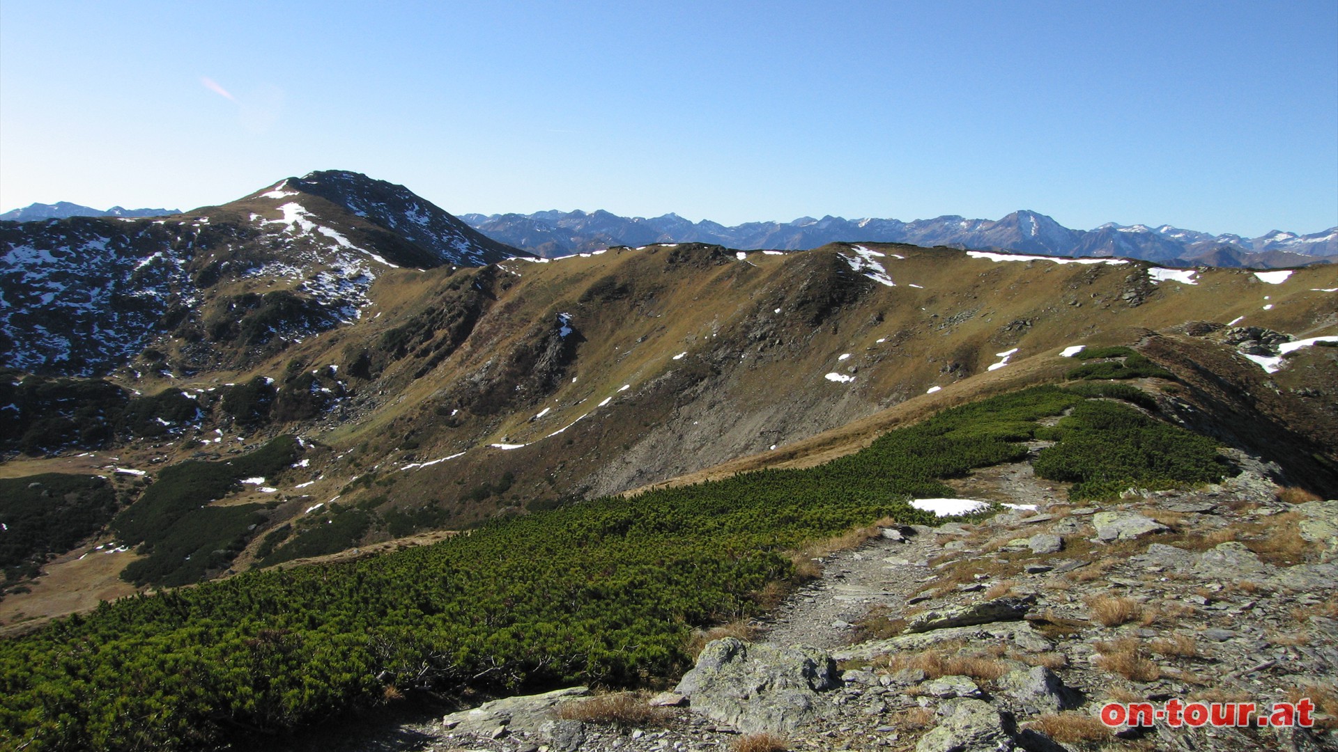 Im Südwesten zeigt sich ein späterer Tourabschnitt - der Höhenweg zum Schreinl.