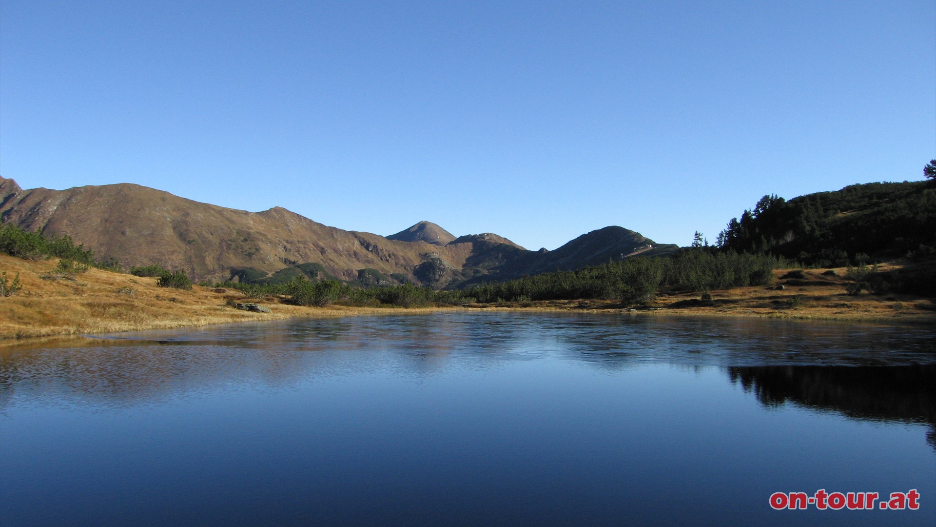 Kothttensee mit Hochrettelstein im Hintergrund.